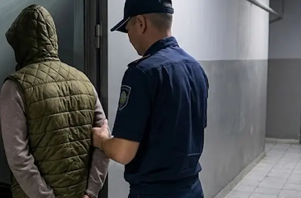 Алматыда шетелдік турист әйелге тиіскені үшін 15 тәулікке қамалды