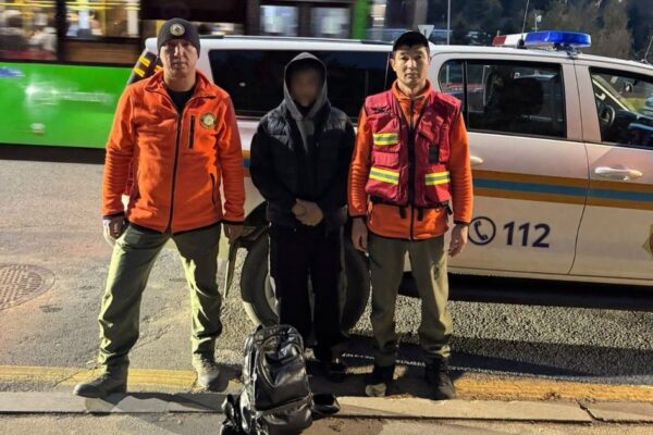 Двое туристов сбились с маршрута в горах Алматы: спасатели пришли на помощь