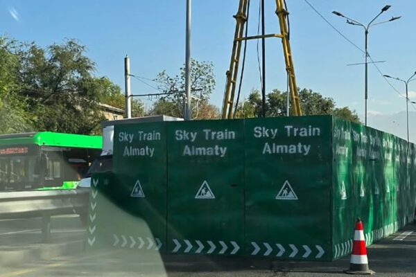 Ограждения SkyTrain на Саина в Алматы: в акимате объяснили, что это
