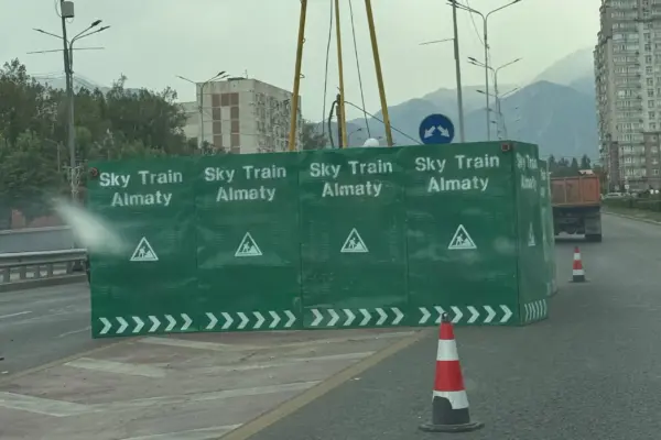 Акимат Алматы объяснил ограждения SkyTrain на Саина: идут изыскания