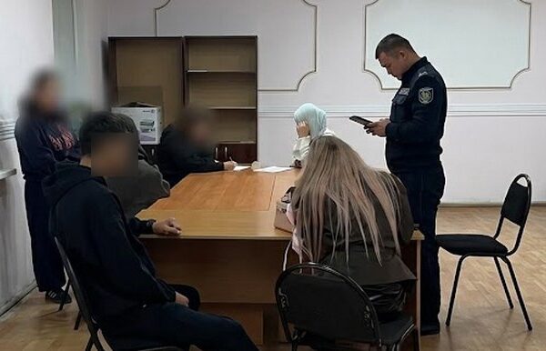 Алматыда бір түнде ересектерсіз жүрген 35-тен астам бала анықталды