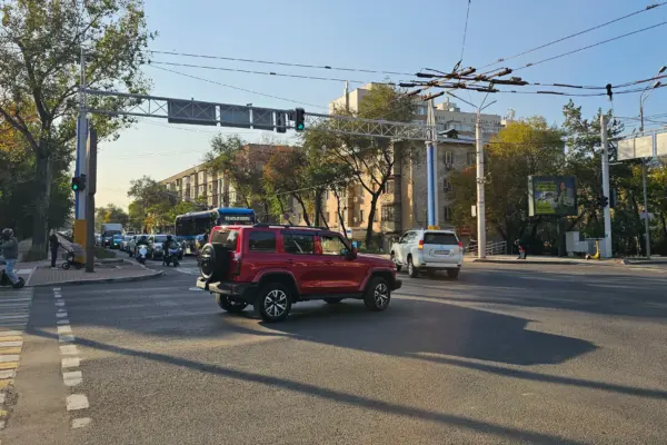 Правоповоротные съезды в Алматы убирают: безопасность или пробки?