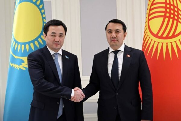 Спикер Курултая встретился с главой Жогорку Кенеша на заседании ТюркПА