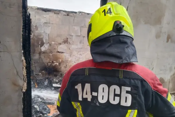 В Алматы при пожаре обрушилась крыша: четверо пострадавших