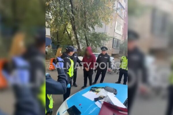 Алматыда 30 орама мефедронмен ұсталған жігіт полициядан қашпақ болды