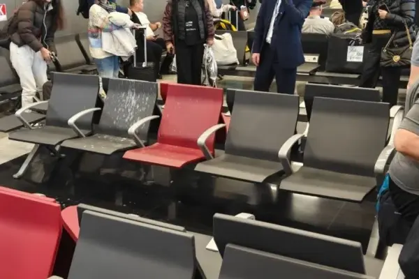 В аэропорту Алматы с потолка закапало на кресла: видео попало в сеть