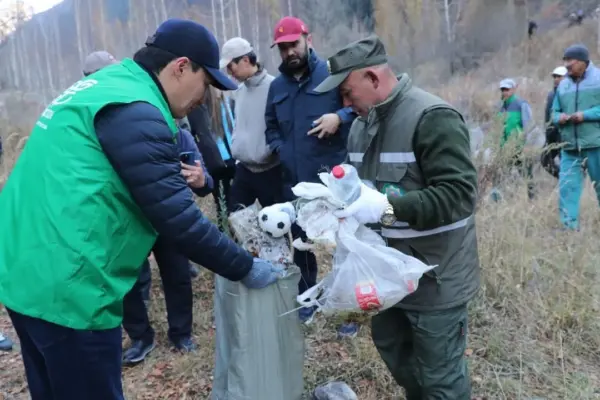 Алматы очистил горные ущелья: 450 человек вышли на уборку