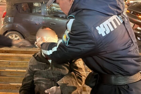 В Алматы нацгвардейцы спасли мужчину без сознания с кровотечением