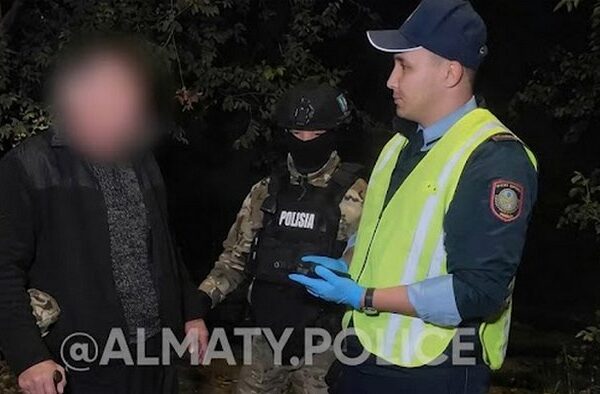 Алматыда ер адамнан травматикалық тапанша алынды