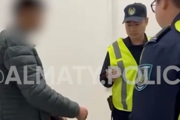Досмотр в метро Алматы обернулся уголовными делами для двух пассажиров